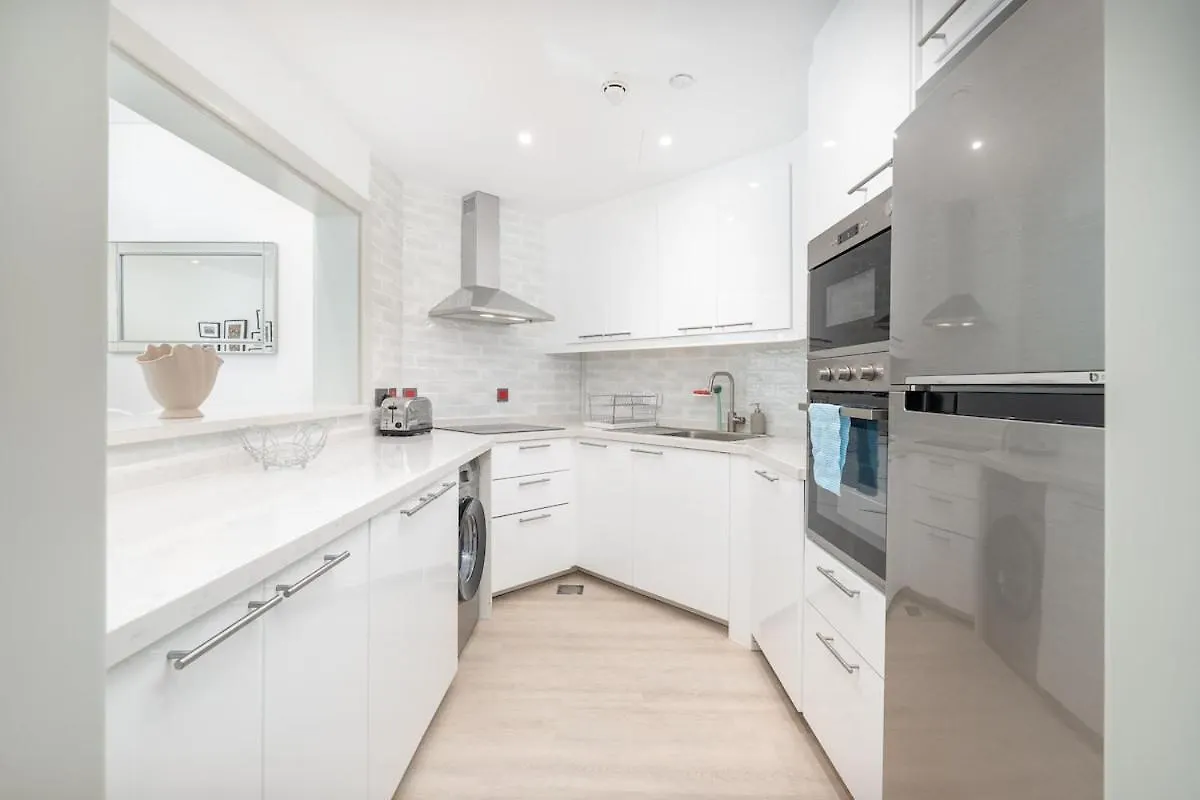 Modern 1Br Haven For 3 In Palm Jumeirah! Dubai Apartment
